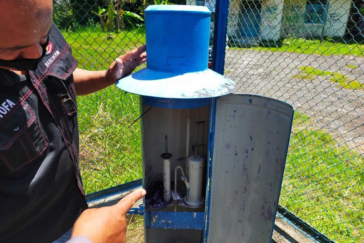 Beberapa bagian dalam ombrometer atau pencatat curah hujan hilang pada pos curah hujan di Pantog Wetan, Kalurahan Banjaroyo, Kapanewon Kalibawang, Kabupaten Kulon Progo, Daerah Istimewa Yogyakarta. Polisi selidiki pelakunya.