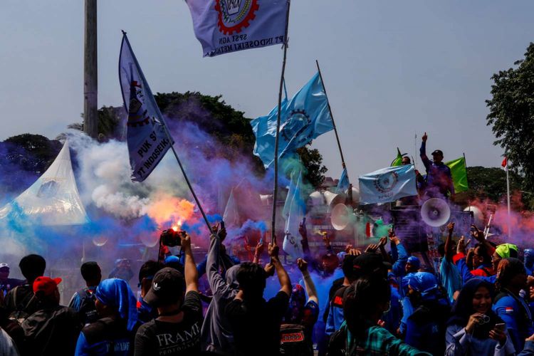 Buruh merayakan hari buruh internasional atau May Day dengan berunjuk rasa di sekitar Istana Merdeka, Jakarta, Selasa (1/5/2018). Dalam aksinya mereka menuntut pemerintah untuk menurunkan harga beras, listrik, BBM, membangun ketahanan pangan dan ketahanan energi, menolak upah murah, mencabut Peraturan Pemerintah Nomor 78 tahun 2015 tentang pengupahan, dan merealisasikan 84 item Kebutuhan Hidup Layak (KHL) serta menolak tenaga kerja asing.