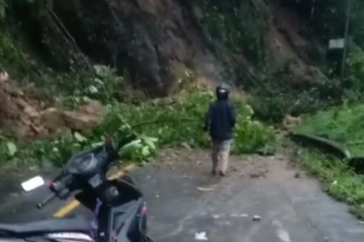 Salah satu titik longsor yang menutup seluruh jalan trans Sulawesi di Majene akibat gempa, Jumat (15/1/2021).