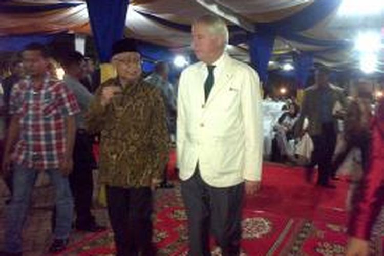 Mantan Ketua Aceh Monitoring Mission (AMM) Pieter Feith didampingi Gubernur Aceh Zaini Abdullah menghadiri jamuan makan malam International Conference  for Aceh's Peace di Anjong Mon Mata banda Aceh, Jumat (13/11/2015).