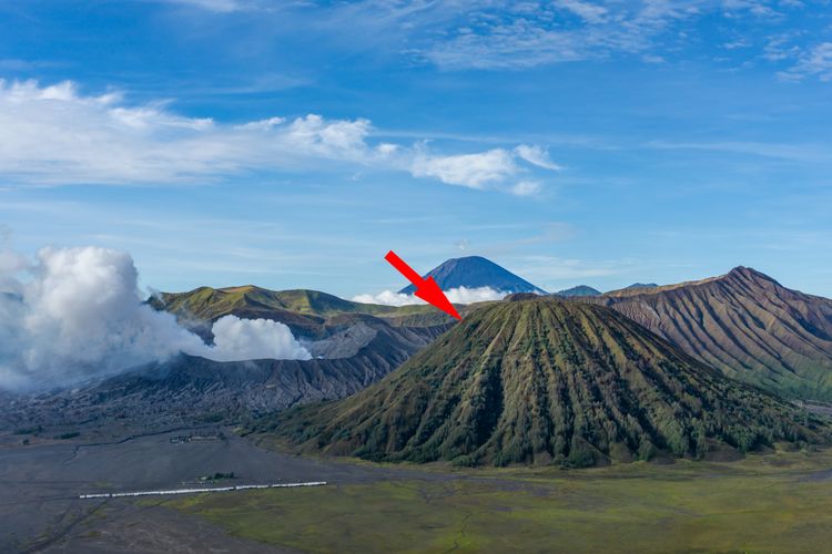 Gunung Batok di lautan pasir Gunung Bromo yang ditandai dengan panah merah.