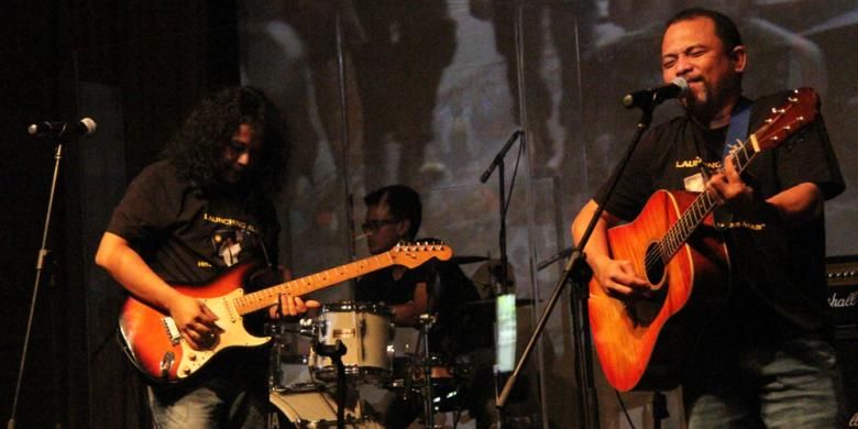 Bona Paputungan (kanan, memainkan gitar) saat peluncuran album Koruptor Koruptor Kakap, di Prestige, Kemang Utara, Jakarta Selatan, Minggu (28/9/2014).