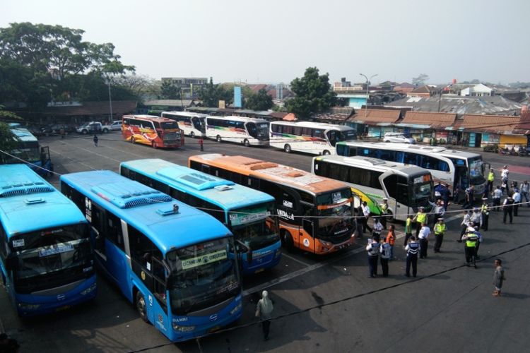 Petugas gabungan dari Dishub, Polisi, dan TNI saat melakukan operasi pengecekan kendaraan di Terminal Cicaheum Bandung, Selasa (5/6/2018). 