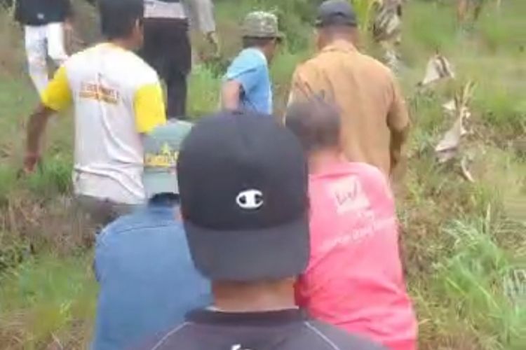 ODGJ yang mengamuk dan menganiaya 4 orang ditangkap warga bersama polisi di belakang rumahnya, Kecamatan Paloh, Kabupaten Sambas, Kalbar.