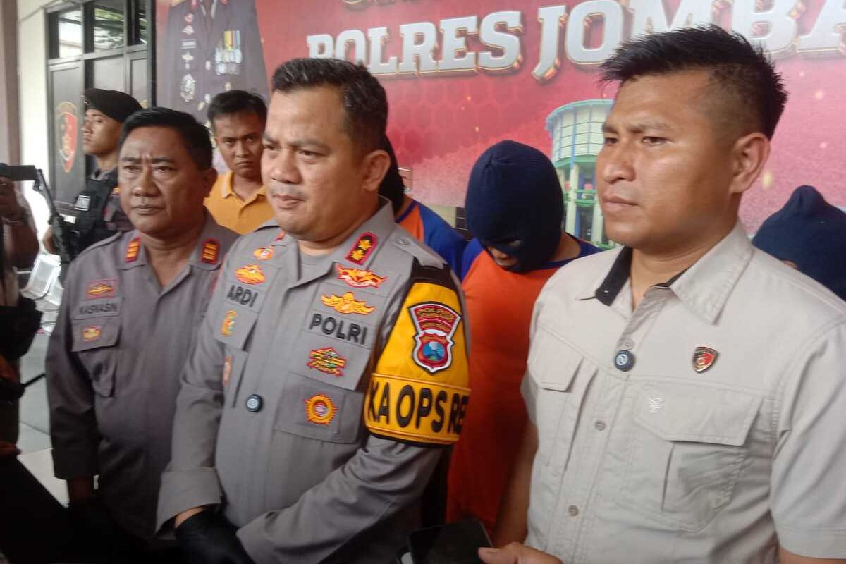 Kapolres Jombang AKBP Ardi Kurniawan, menyampaikan hasil pengungkapan kasus pembunuhan yang dialami PRA (19), gadis yang berpamitan COD namun ditemukan meninggal, di Mapolres Jombang, Jawa Timur, Kamis (13/2/2025).