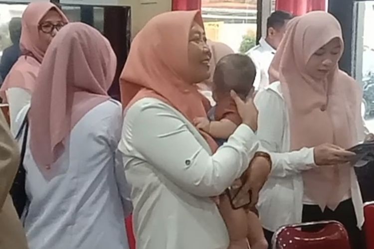 HS (7 bulan) bayi yang viral dicekoki kopi saset oleh orangtuanya kini dalam penanganan Dinas Pemberdayaan Perempuan dan Perlindungan anak Kabupaten Gowa, Sulawesi Selatan. Kamis, (26/1/2023)