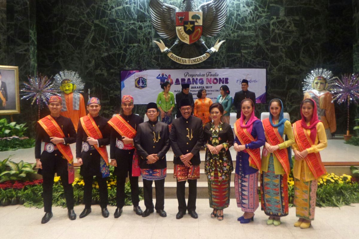 Gubernur DKI Jakarta Djarot Saiful Hidayat bersama beberapa finalis Abang None 2017 di Balai Kota DKI Jakarta, Jalan Medan Merdeka Sekatan, Kamis (13/7/2017). 