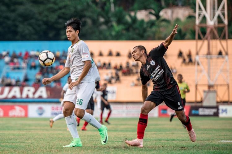 Striker Persebaya Surabaya, Rishadi Fauzi berusaha melewati kawalan ketat pemain Persipura Jayapura, Ricardo Salampessy pada laga yang berlangsung di Stadion Mandala, Jayapura, Selasa (30/10/2018). Persebaya kalah 1-3 dari Persipura. 