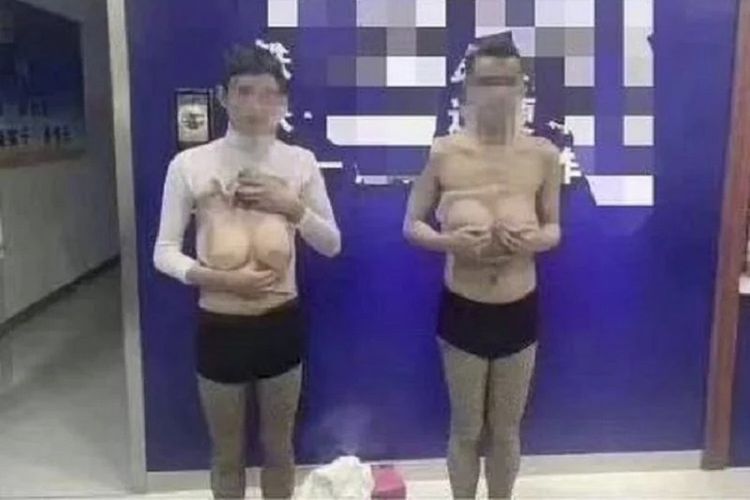 Dua pelaku pemerasan di China dipampang beserta payudara silikon yang mereka pakai untuk memeras korbannya. Modus pelaku adalah membujuk korban melepas pakaian dan mengobrol bugil, dan kemudian memeras mereka.