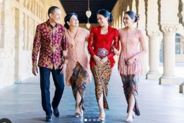 Merah Merona Kebaya Maudy Ayunda Kala Wisuda S2 di Stanford University