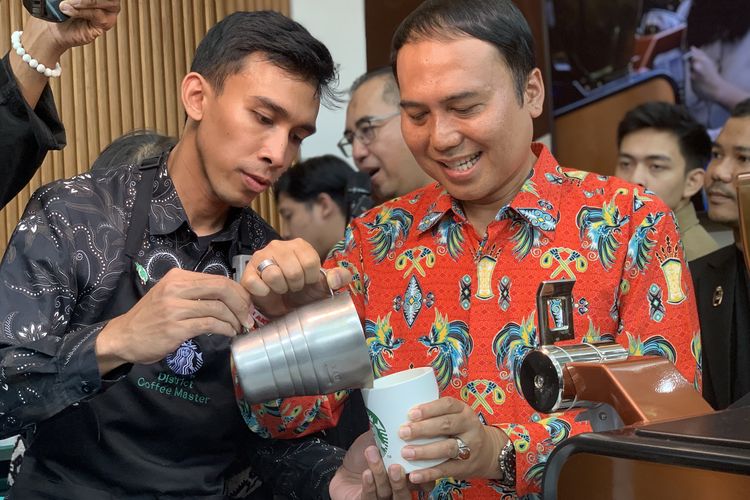 Tepat pada Kamis (16/10/2025), Starbucks meraih rekor baru bertajuk Kelas Latte Art Serentak di Gerai Kopi Terbanyak di Indonesia yang ditetapkan langsung oleh Museum Rekor Dunia Indonesia (MURI).