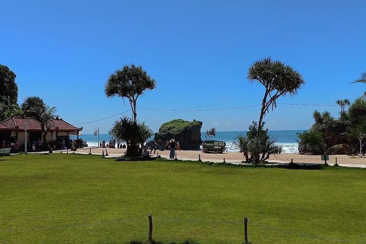 Pantai Mesra di Gunung Kidul. Pantai yang memiliki ombak besar, pasir putih, dan hamparan rumput hijau.  