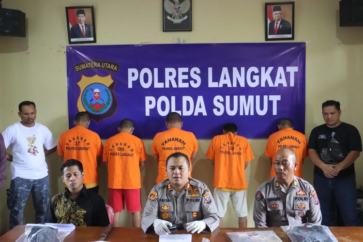Kapolres Langkat AKBP Faisal Rahmat Husein Simatupang saat memaparkan kasus pembunuhan Ketau PAC IPK di Langkat, Simon Sembiring, Jum'at (4/8/2023).