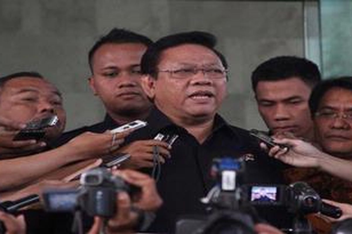 Menteri Koordinator Kesejahteraan Rakyat, Agung Laksono usai memenuhi panggilan Komisi Pembrantasan Korupsi (KPK) di Gedung KPK, Jakarta, Jumat (6/7/2012). Panggilan ini terkait perubahan Peraturan Daerah No. 6 tahun 2010 provinsi Riau tentang Dana Pengikatan tahun jamak pembangunan venue Pekan Olahraga nasional (PON).