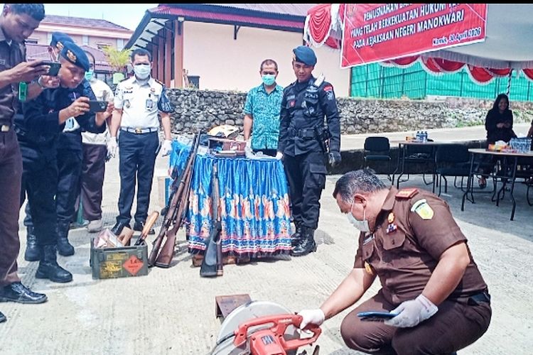 Kejari Manokwari Musnahkan Barang Bukti 35 Perkara, Termasuk Senpi Kasus Jual Beli Eks Anggota TNI