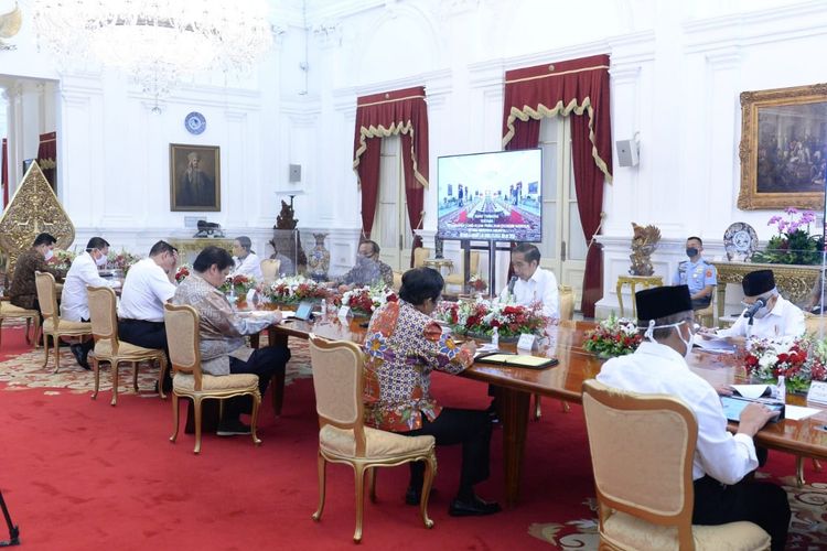 Presiden Joko Widodo dan sejumlah menteri Kabinet Indonesia Maju tertangkap kamera tak menggunakan masker saat rapat terbatas di Istana Negara, Jakarta, Senin (3/8/2020). 