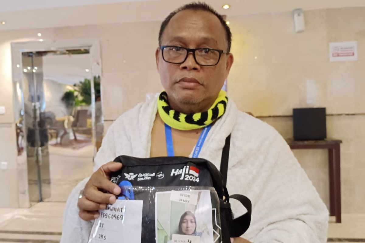 Endang Suherman menunjukkan tas dengan foto sang istri Popon Rohmawati (50). Popon, jemaah haji asal Pangandaran ini meninggal sesaat setelah pesawat mendarat di Bandara Internasional King Abdul Aziz, Jeddah, Sabtu (25/5/2024). 