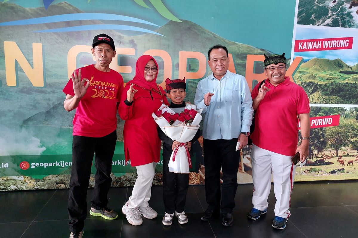 Farel saat disambut Sekretaris Daerah Banyuwangi, Mujiono di Bandara Internasional Banyuwangi 