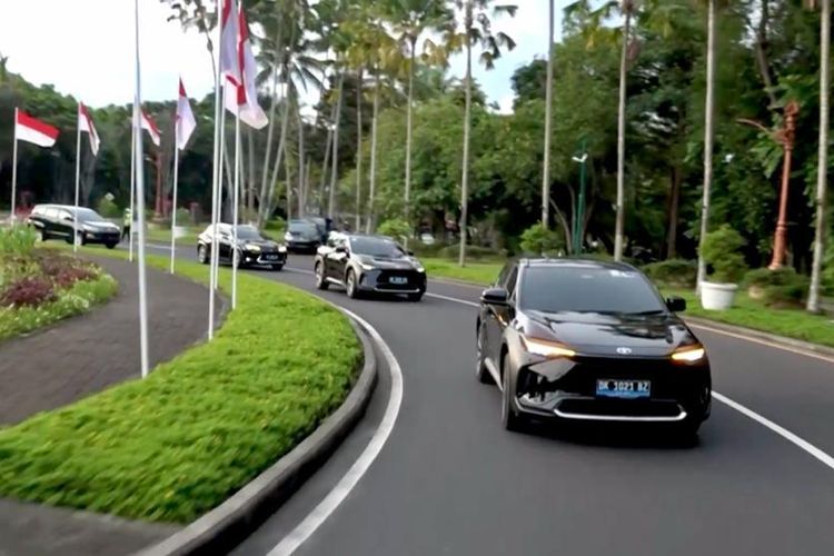Mobil Battery EV Toyota bZ4X Ramaikan Pameran Kendaran Elektrifikasi di Nusa Dua Bali