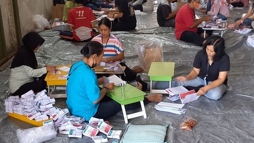 Cerita Petugas Sorlip Surat Suara di Kota Yogyakarta Lipat Ribuan Kertas