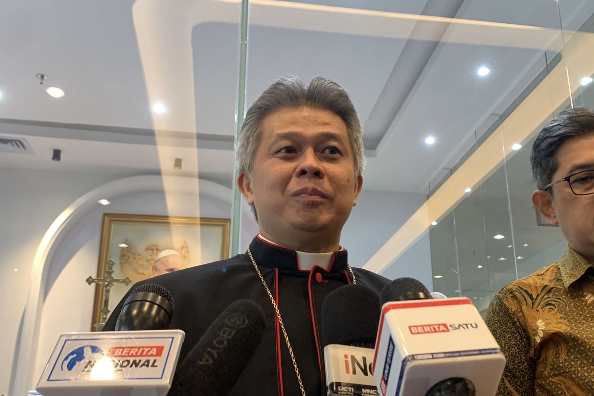 Ketua Konferensi Waligereja Indonesia (KWI) Monsinyur Antonius Subianto Bunjamin dalam konferensi pers menyampaikan duka cita mendalam atas meninggalnya Pemimpin Umat Katolik Puas Fransiskus di Kantor KWI, Jakarta Pusat, Senin (21/4/2025).