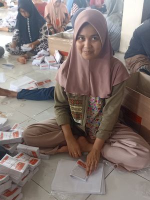Nurul salah satu petugas pelipat surat suara di KPU Padang