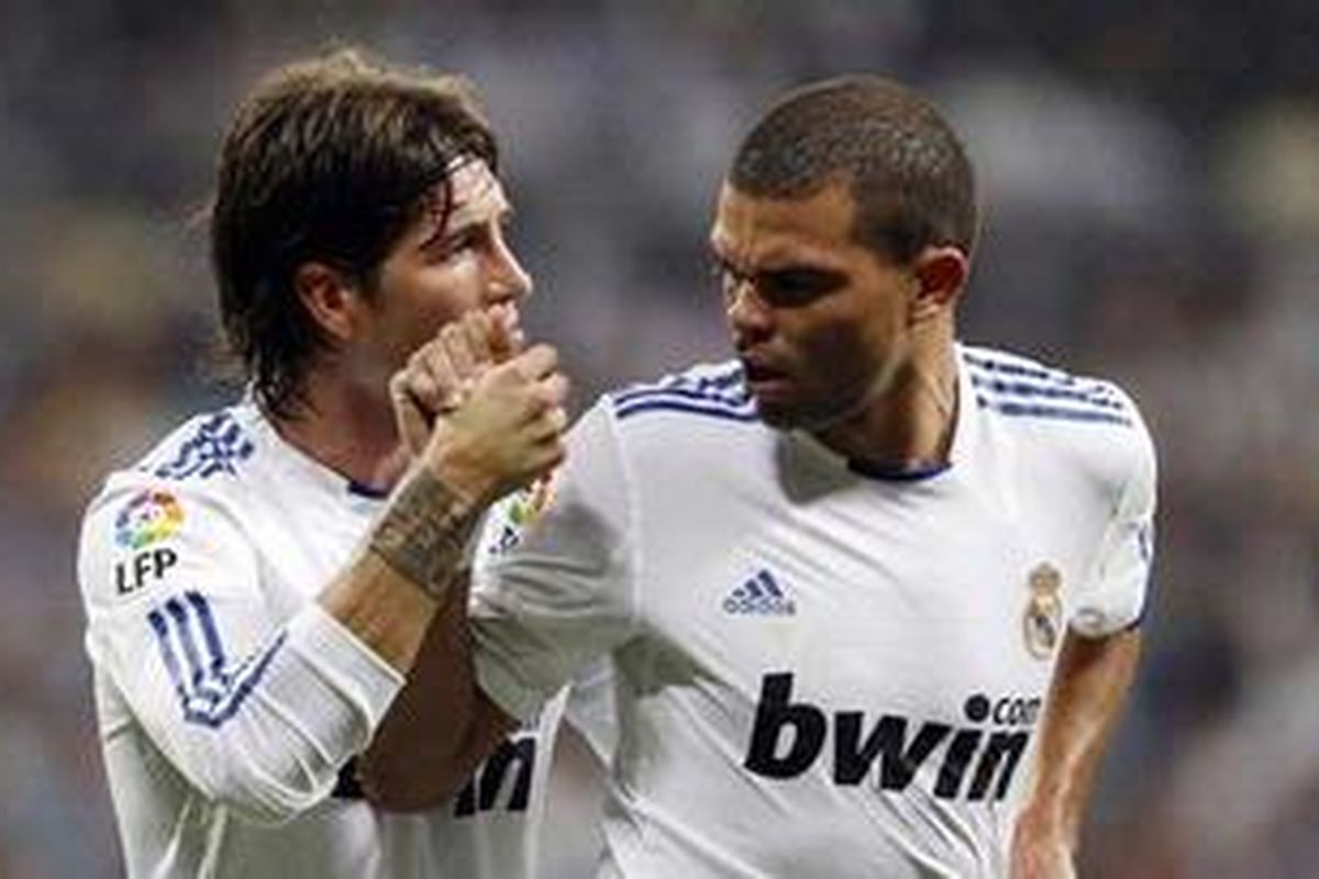 Bek Real Madrid Sergio Ramos (kiri) dan Pepe (kanan). 