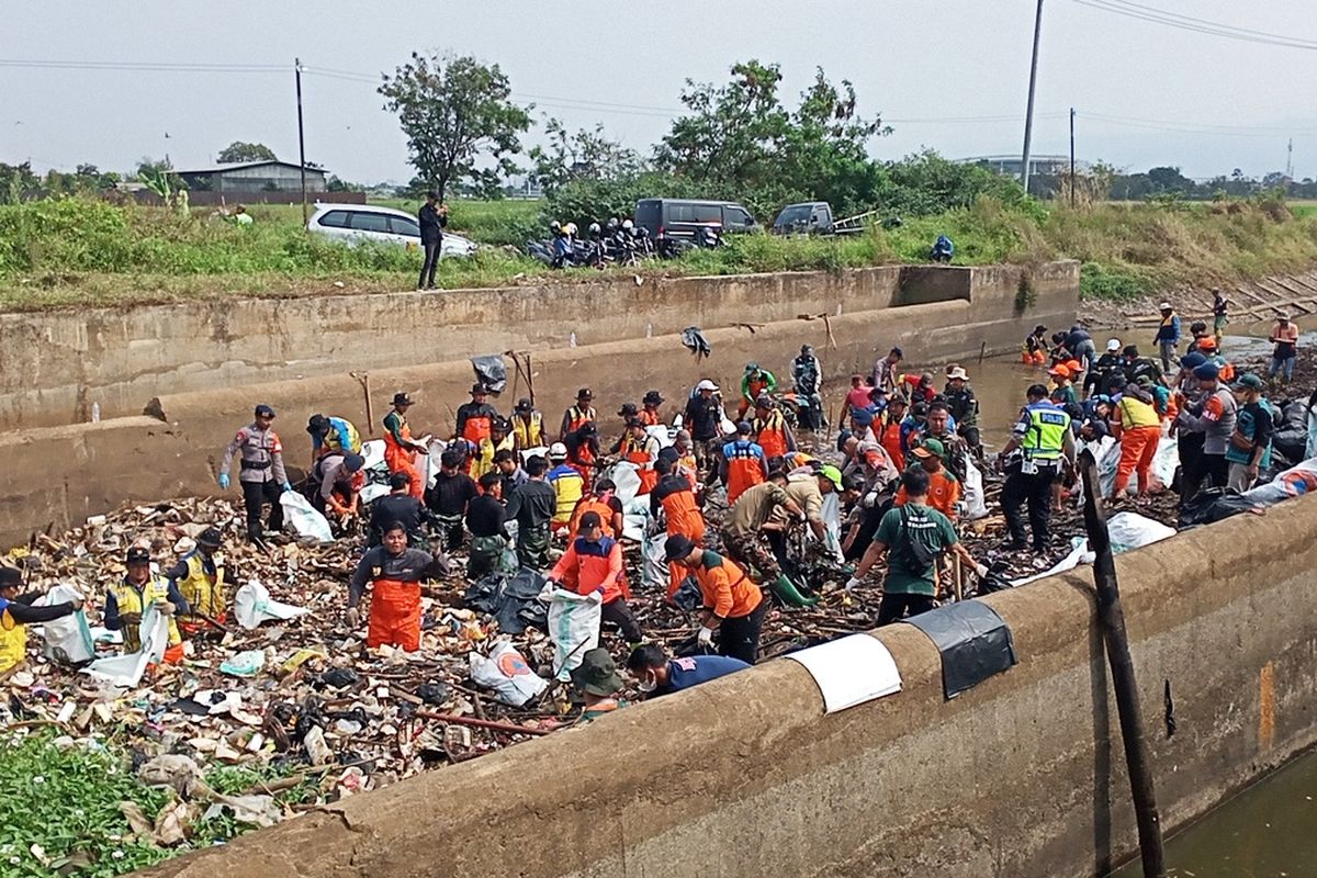 Ratusan Masyarakat bersama instansi terkait berbondong-bondong turun membersihkan Sungai Cikeruh, Desa Cimekar, Kecamatan Cileunyi, Kabupaten Bandung, Jawa Barat pada Rabu (26/7/2023) aksi tersebut akibat video ajakan dari Pandawara Group yang tersebar di Instagram beberapa waktu lalu