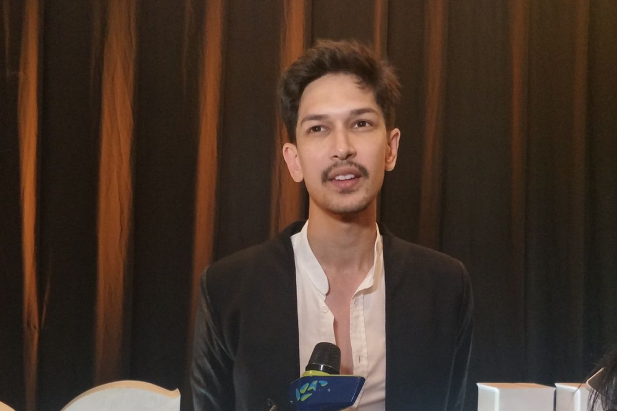 Dimas Beck saat menghadiri pagelaran tunggal perancang aksesoris Rinaldy Yunardi di Ritz Carlton Hotel, Jakarta Selatan, Rabu (13/12/2017) malam. 