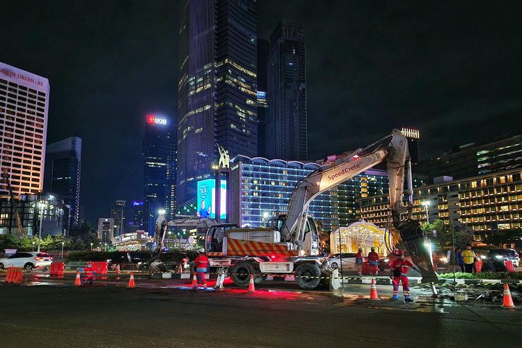 Proses pengerjaan perbaikan jalur TransJakarta Koridor 1 menggunakan teknologi beton cepat kering SpeedCrete.