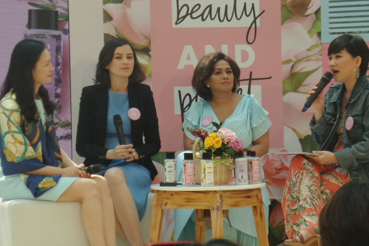 Global Fragrance Director Givaudan Gina Park, Beauty & Personal Care Director PT Unilever Indonesia Tbk Ira Novianti dan Aktris Kimberly Ryder dalam peluncuran Love Beauty and Planet di kawasan SCBD, Jakarta Selatan, Rabu (17/7/2019). 