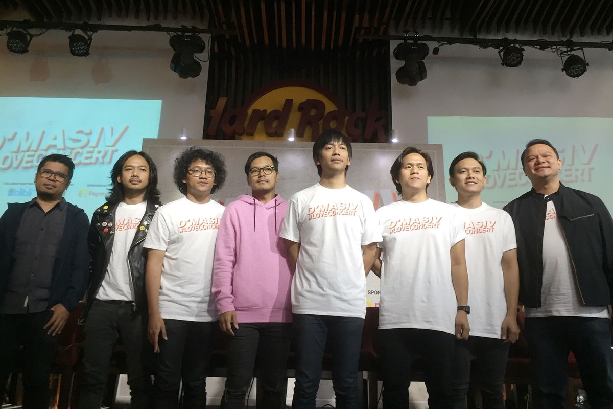 Rai, Rama, Wahyu, Kiki dan Rian yang tergabung dalam grup band DMASIV dalam jumpa pers Konser DMASIV #loveconcert yang digelar di Hard Rock Cafe, SCBD, Jakarta Selatan, Kamis (8/8/2019). 