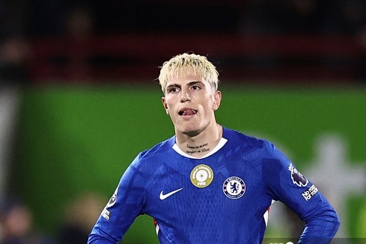 Penyerang sayap Chelsea, Alejandro Garnacho, bereaksi di akhir laga Liga Inggris antara Brentford dan Chelsea di Stadion Komunitas Gtech di London pada 13 September 2025.