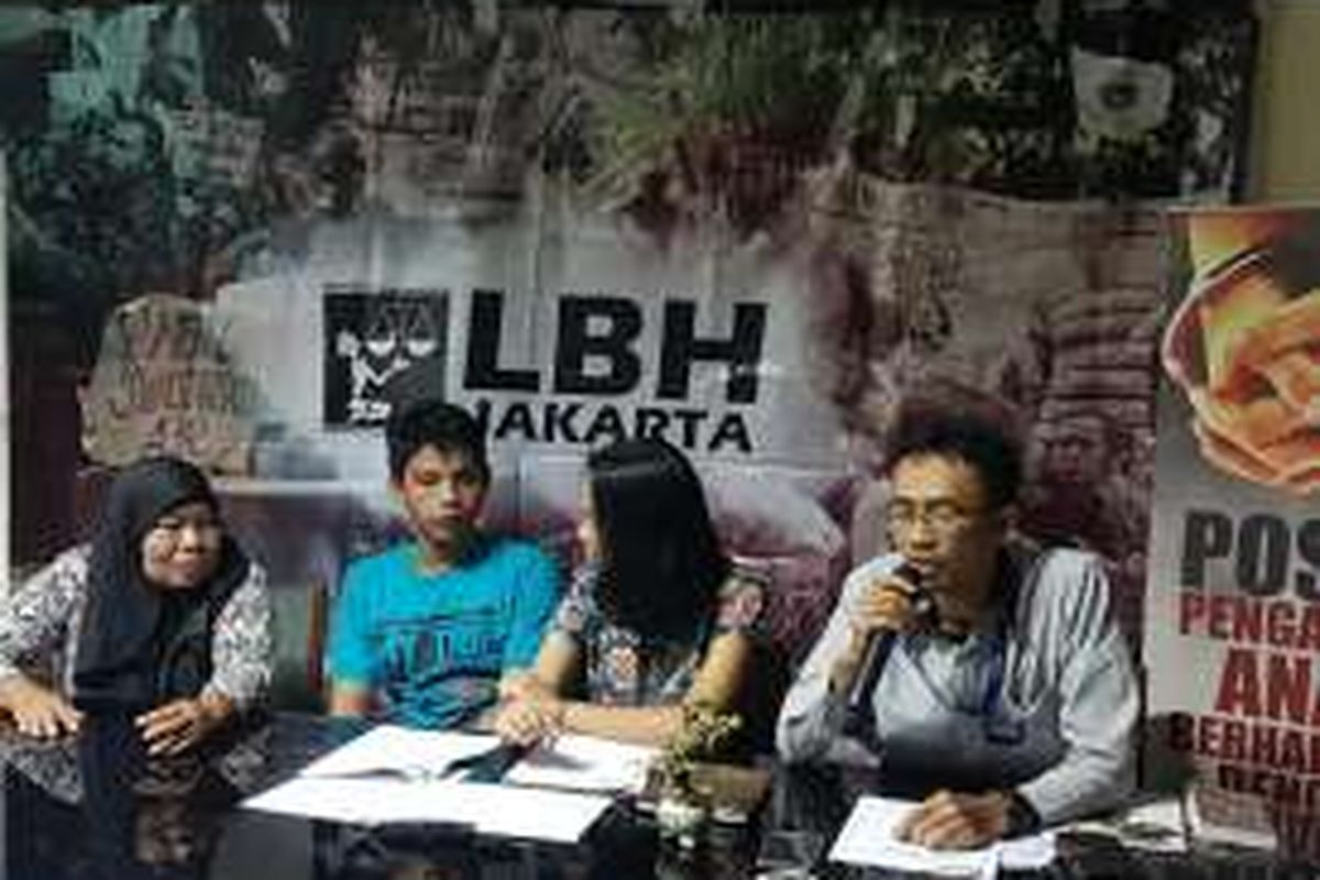 Dari kiri, Orangtuan Andro, Mirna (52), korban salah tangkap, Andro, pengacara LBH Jakarta Bunga di LBH Jakarta, Rabu (22/6/2016).