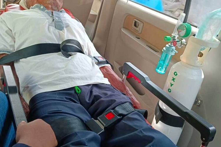 Seorang lansia yang terjebak di atas atap rumah selama beberapa jam di kawasan Citayam, Kecamatan Tajurhalang, Kabupaten Bogor, berhasil dievakuasi tim pemadam kebakaran pada Sabtu (13/12/2025) siang. Korban langsung dibawa pakai tandu ke rumah sakit terdekat untuk mendapatkan penanganan medis.