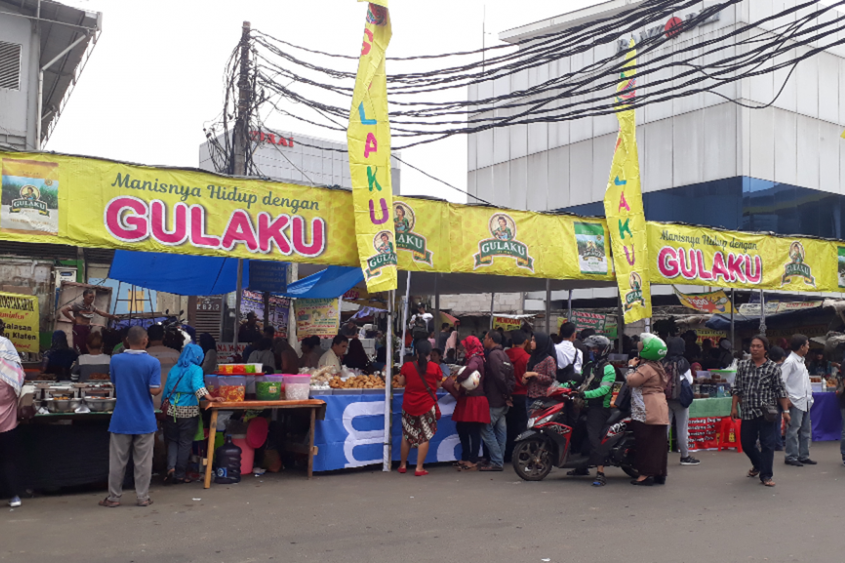 Para pedagang mulai berjualan di pasar takjil Bendungan Hilir, Jakarta Pusat, pada hari pertama Ramadhan, Kamis (17/5/2018) sore.