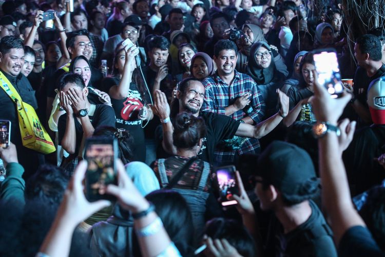 Sobat ambyar berjoget saat penyanyi Didi Kempot tampil di hari pertama Synchronize Festival 2019 di JI Expo Kemayoran, Jakarta, Jumat (4/10/2019).