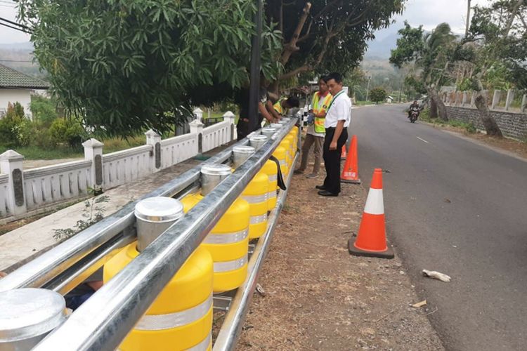 Petugas saat memasang pembatas jalan berteknologi roller barrier di salah satu titik rawan kecelakaan di Jabar. pembatas jalan itu diharapkan bisa meminimalisir dampak dari kecelakaan kendaraan.