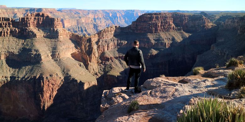 Pengunjung menikmati pemandangan di Grand Canyon, di samping Eagle Point