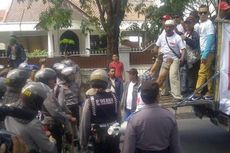 Tiba dengan Truk, Pendukung Prabowo-Hatta Dilarang Dekati Gedung KPU Jatim