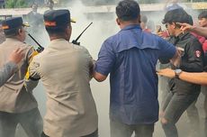 Demo Buruh Ricuh, Polisi dan Massa Saling Dorong Saat Padamkan Api
