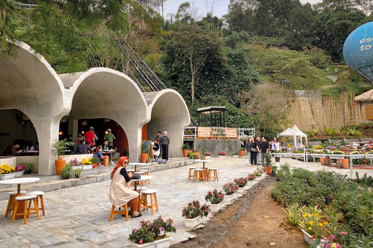 Situasi resto berbentuk goa di kawasan wisata Lembang, Bandung Barat yang banyak diminati pengunjung, Sabtu (29/3/2023).