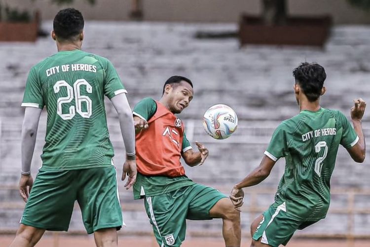 Pemain Persebaya Surabaya Oktafianus saat latihan untuk persiapan laga usai jeda Liga 1 2023-2024 usai.