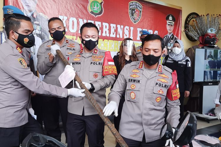 Polisi menunjukkan barang bukti hasil bajing loncat yang beraksi di Jalan Raya Bekasi, Cakung, Jakarta Timur. Foto diambil pada Senin (18/10/2021).