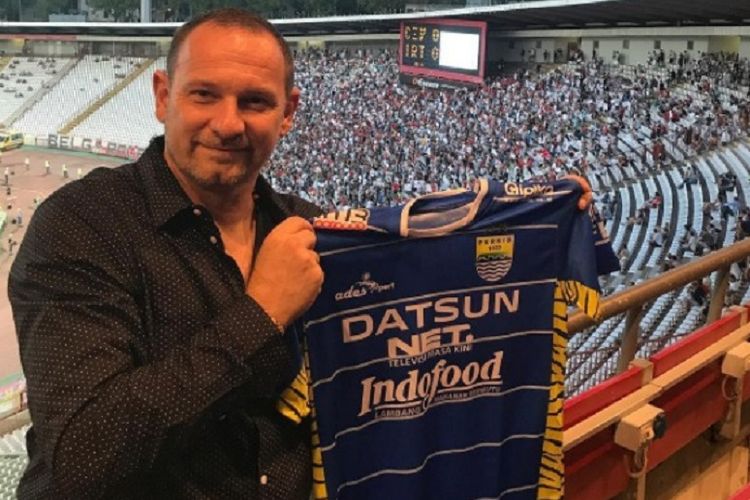 Dejan Antonic memamerkan kostum Persib Bandung jelang pertandingan Liga Europa di markas Red Star, Kamis (20/7/2017).