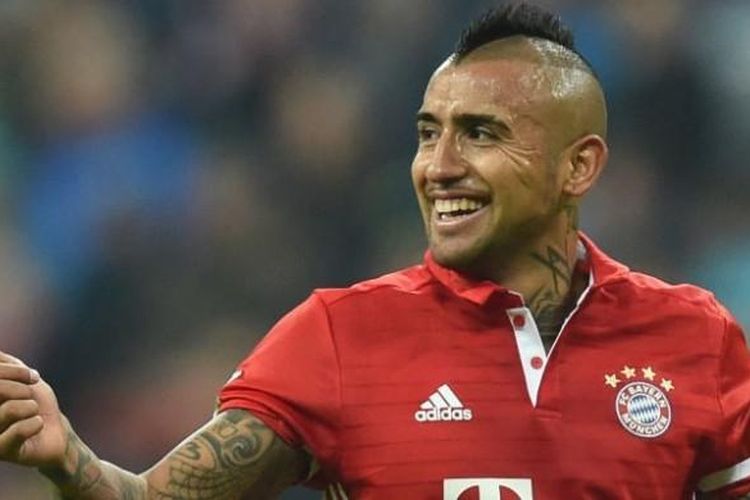 Ekspresi gelandang FC Bayern, Arturo Vidal, setelah mencetak gol kontra Borussia Moenchengladbach pada laga Bundesliga di Allianz Arena, Sabtu (22/10/2016).