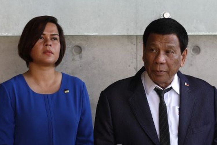 Presiden Filipina Rodrigo Duterte (kanan) memberi isyarat bahwa putrinya, Sara Duterte-Carpio (kiri), akan mencalonkan diri sebagai presiden dalam pemilihan 2022. 