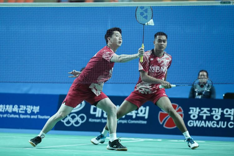 Aksi Rahmat Hidayat/Kevin Sanjaya Sukamuljo dalam babak 32 besar Korea Masters 2023 di Gwangju Women's University Stadium, Selasa (7/11/2023).