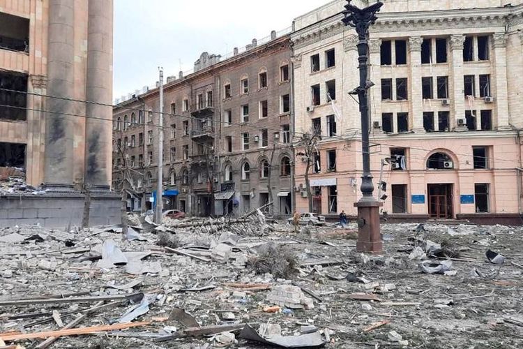 Penampakan area di dekat gedung pemerintahan regional yang terkena rudal menurut pejabat kota, di Kharkiv, Ukraina, Jumat (1/3/2022). 