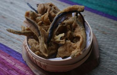 4 Cara Goreng Keripik Belut agar Renyah, Garing, dan Tidak ...
